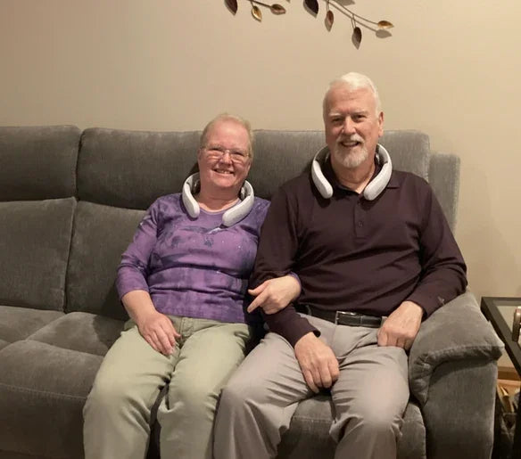 Pareja mayor midiendo la presión en casa